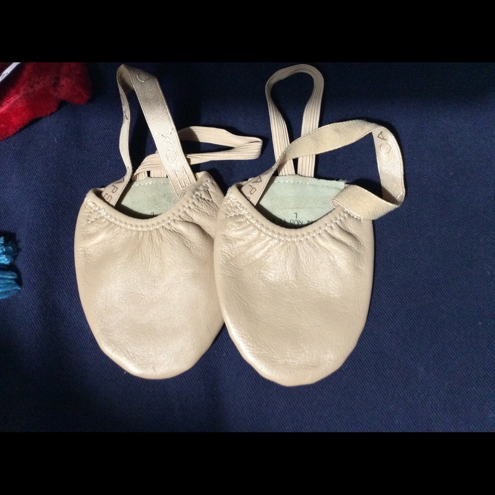 Capezio  nude leather pirouette new